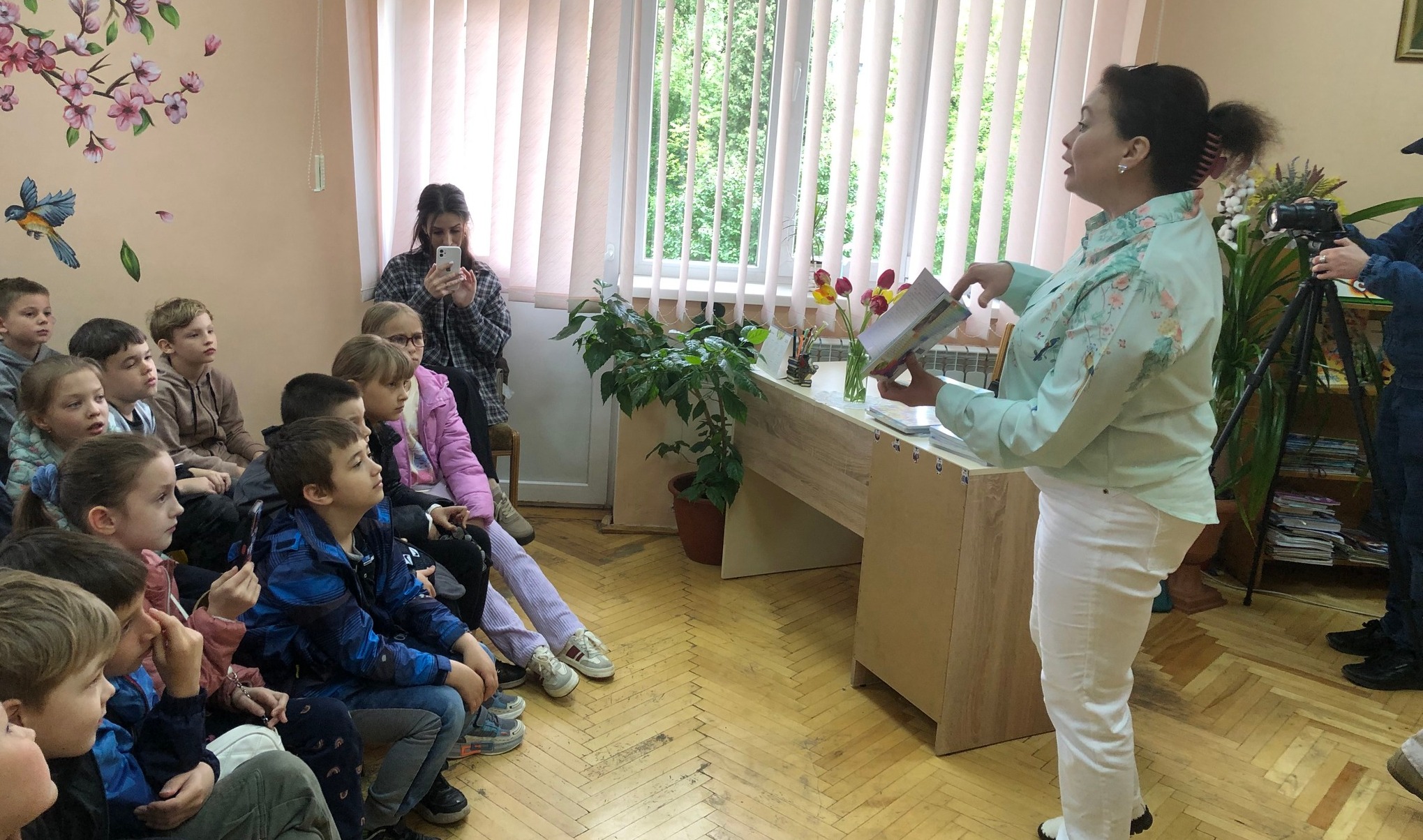 ВІДОМА УКРАЇНСЬКА ПИСЬМЕННИЦЯ ЛЕСЯ КІЧУРА ЗАВІТАЛА У ДИТЯЧУ БІБЛІОТЕКУ