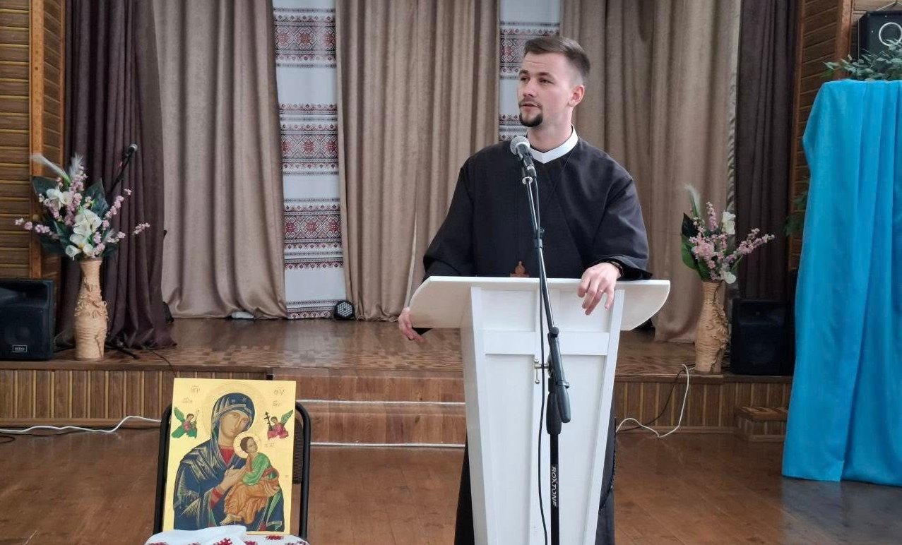 У МІСЬКОМУ НАРОДНОМУ ДОМІ ВІДБУЛАСЯ ДУХОВНА ЗУСТРІЧ З О. АРСЕНОМ ЧМЕЛИКОМ