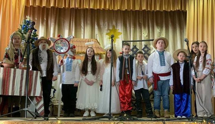 ЮНІ БРАТКІВЧАНИ ЗАКВІТЧАЛИ КОЛЯДОЮ МІСЦЕВИЙ БУДИНОК КУЛЬТУРИ