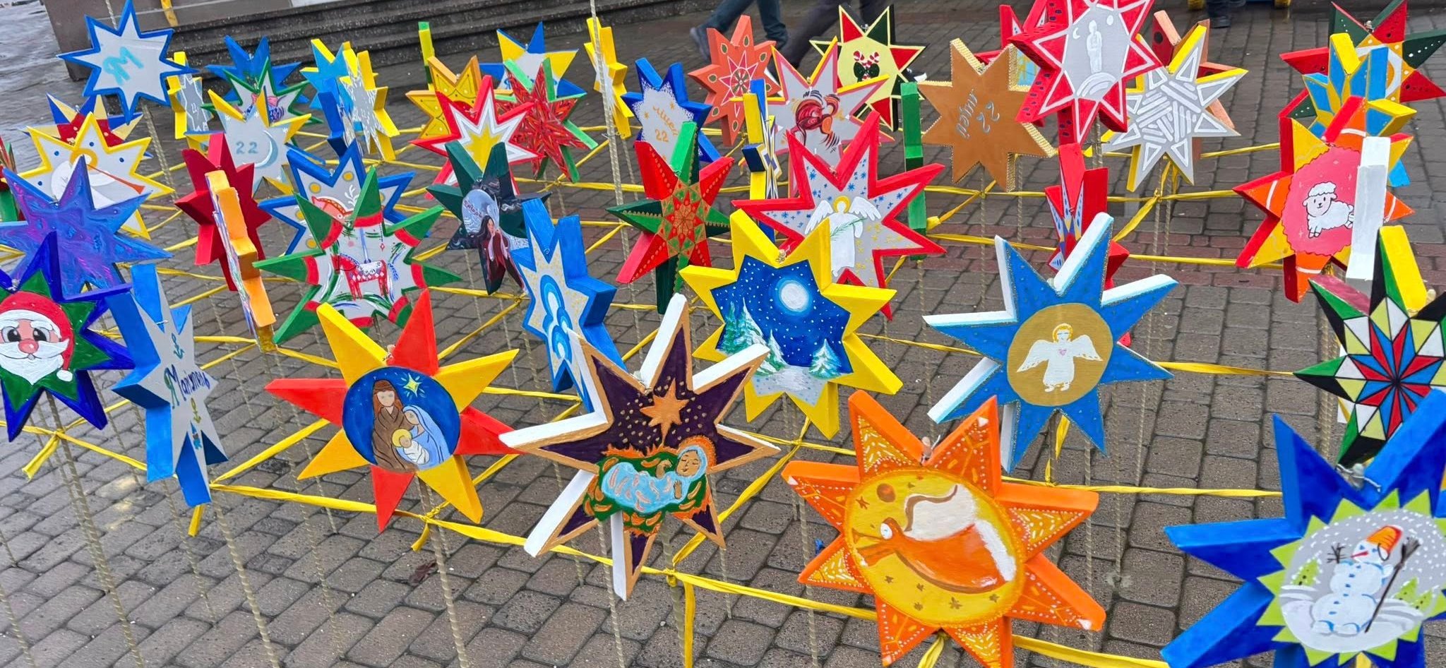 ІНФСТАЛЯЦІЮ "РІЗДВЯНІ ЗОРІ" ВІДКРИЛИ ПЕРЕД ЦЕНТРОМ СУЧАСНОГО МИСТЕЦТВА