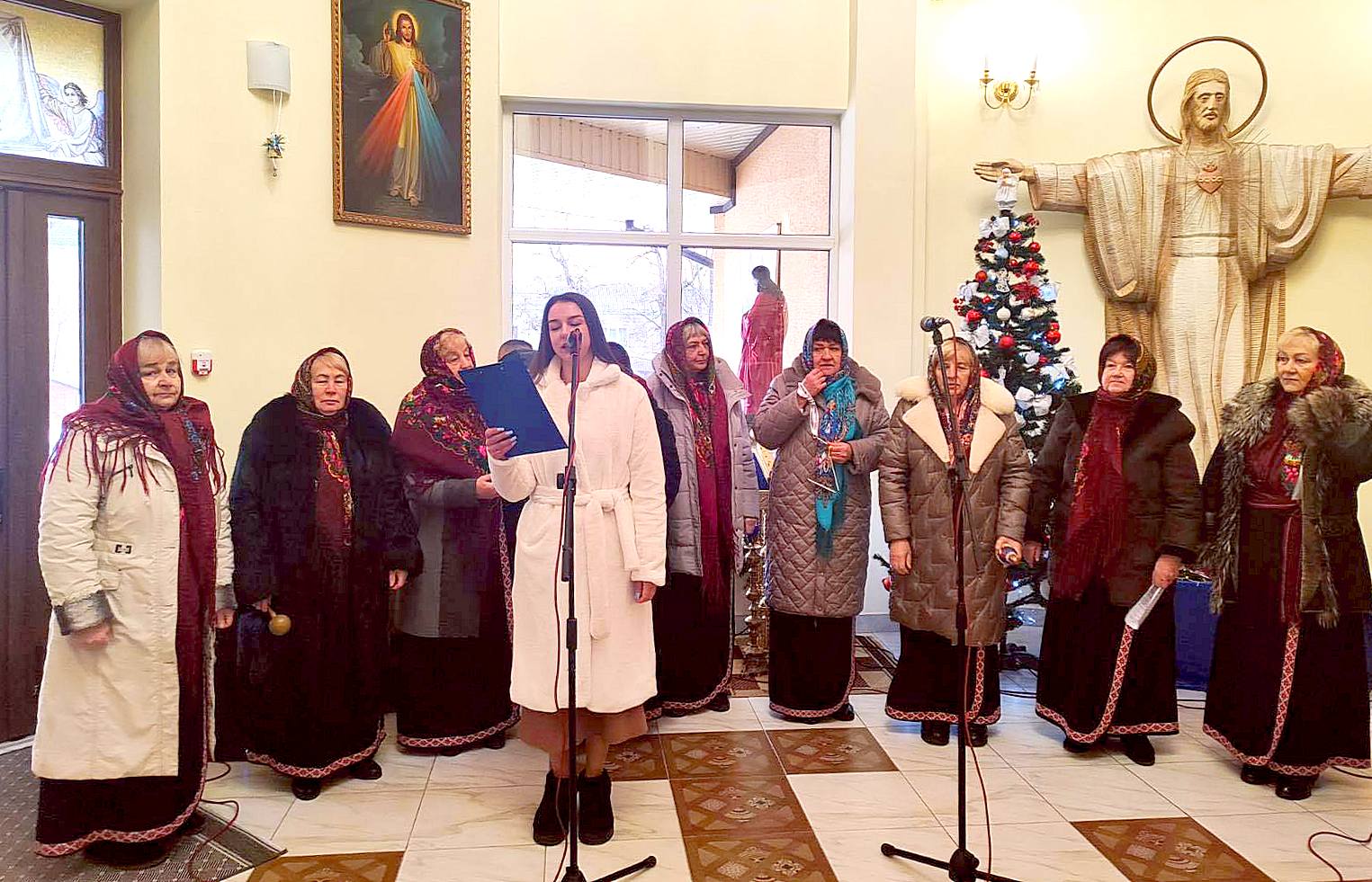 АНСАМБЛЬ "БЕРЕГИНЯ" КОЛЯДУВАВ У ХРАМІ ХРИСТА ЧОЛОВІКОЛЮБЦЯ