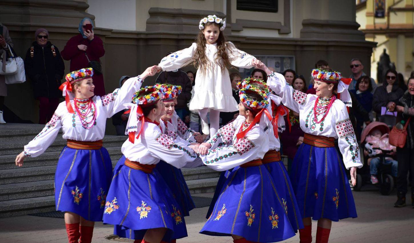 ВЕЛИКДЕНЬ У ФРАНКІВСЬКУ: ВІДБУЛИСЯ ТРАДИЦІЙНІ ГАЇВКИ БІЛЯ КАТЕДРИ