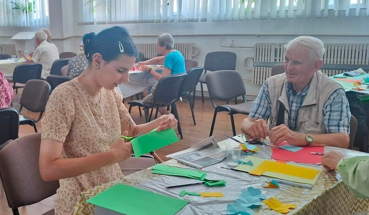 У МІСЬКОМУ НАРОДНОМУ ДОМІ ДЛЯ ЛЮДЕЙ «ЗОЛОТОГО ВІКУ» ВІДБУВСЯ МАЙСТЕР-КЛАС ІЗ ВИГОТОВЛЕННЯ ОБ'ЄМНИХ ЛИСТІВОК