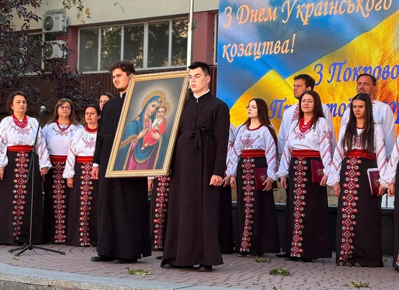 В ЦЕНТРІ МІСТА ВІДБУЛОСЬ УРОЧИСТЕ ВІЧЕ З НАГОДИ ВІДЗНАЧЕННЯ ПОКРОВИ