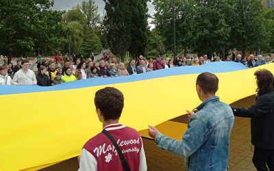 ФЛЕШ-МОБ З РОЗГОРТАННЯ ДЕРЖАВНОГО ПРАПОРА  НА МІСЬКОМУ ОЗЕРІ