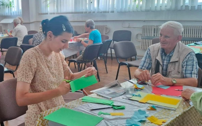 У МІСЬКОМУ НАРОДНОМУ ДОМІ ДЛЯ ЛЮДЕЙ «ЗОЛОТОГО ВІКУ»  ВІДБУВСЯ МАЙСТЕР-КЛАС ІЗ ВИГОТОВЛЕННЯ ОБ'ЄМНИХ ЛИСТІВОК
